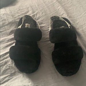 Black “UGG”  slippers in style “oh yeah” Size 7